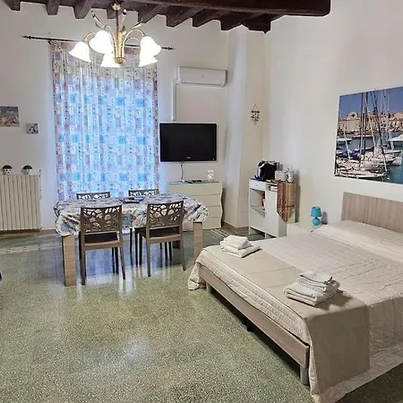 Santa Chiara Apartment *